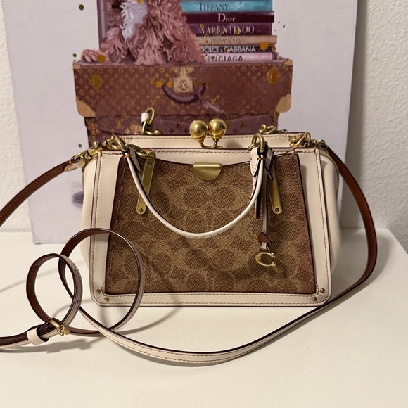 COACH Brown Canvas White Leather Kiss lock dreamer 21 Shoulder Crossbody Bag - Picture 1 of 8